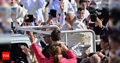 Tens of thousands gather for Pope's mass in Hungary - Times of India