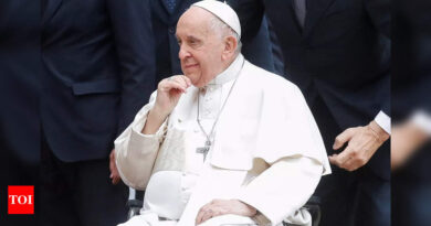 Pope Francis urges Hungarians to 'open doors' to migrants - Times of India