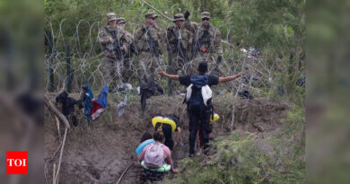 Migrants rush across US border in final hours before Title 42 expires - Times of India