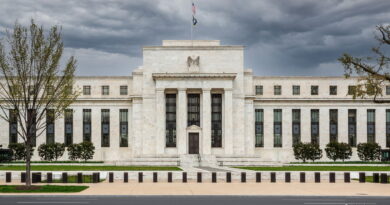 The Federal Reserve must choose between inflation and market chaos