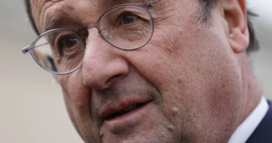 La politique, ce n’est pas seulement pour “gonfler son carnet d’adresses”, estime François Hollande