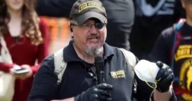 Regime Seeks 25-Year Prison Sentence for Oath Keepers Founder Stewart Rhodes for Standing Outside US Capitol on Jan 6, Telling Members to Not Bring Weapons and Committing No Violence - Sentence is 4 Times Avg Time Served for Murderers | The Gateway Pundit | by Jim Hoft