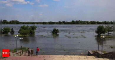 Ukraine: Flood waters engulf homes in Ukraine as people flee - Times of India