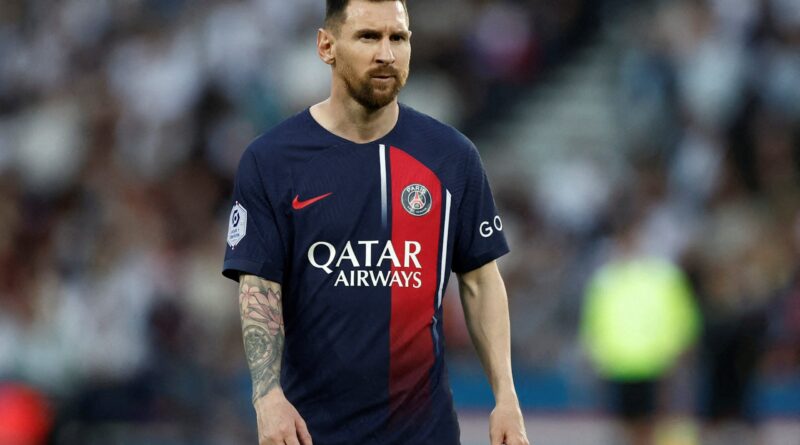 Lionel Messi keen on rejoining Barcelona, says father