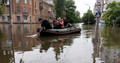 Russia strikes school where flood evacuees were sheltering after Zelenskyy visits Kherson