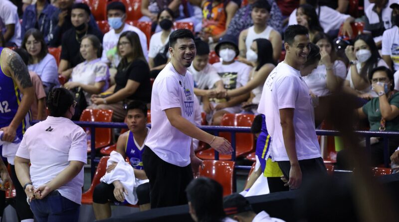 Ian Sangalanggets a kick watching Hotshots games. —PBA IMAGES