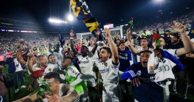 Galaxy beat LAFC in front of MLS record 82,000 crowd