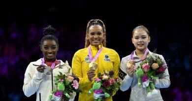 Rebeca Andrade Simone Biles world championships