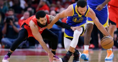 NBA: Steph Curry takes over late to lift Warriors over Rockets