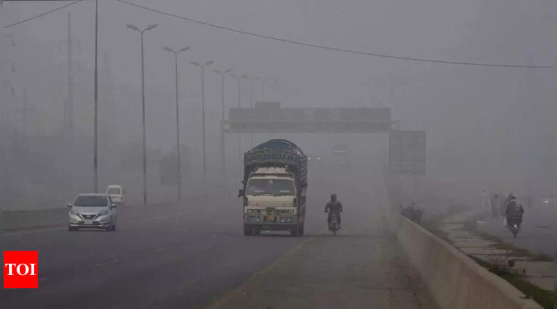 Thousands fall ill in eastern Pakistan due to heavy smog, forcing closure of schools, markets, parks - Times of India