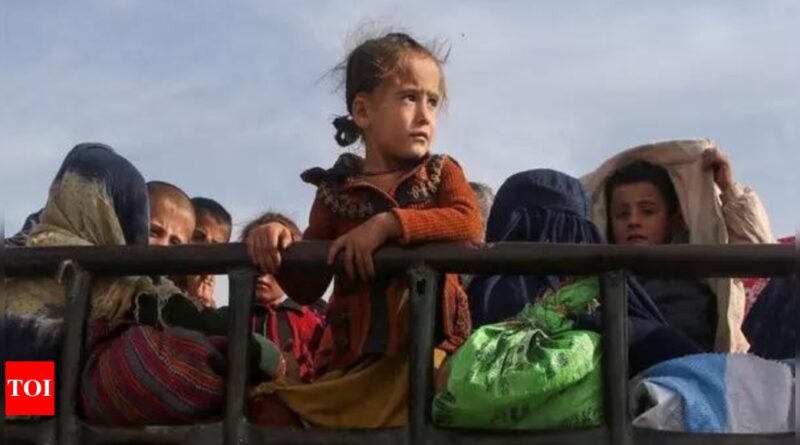 Nearly 4,00,000 refugees returned to Afghanistan from Pakistan in past two months - Times of India