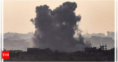 Israel battles Hamas near another Gaza hospital sheltering thousands - Times of India