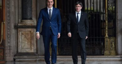 Spain’s Sánchez waits for Puigdemont